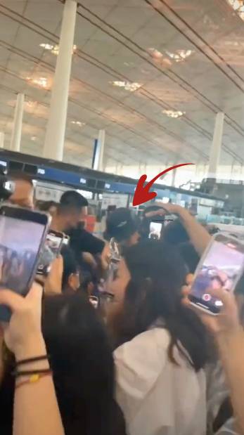 ลัดฟ้าสู่เมืองไทย!! แห่แชร์ภาพ ‘หวังอี้ป๋อ’ ที่สนามบิน โปรโมตหนังใหม่ 8 ส.ค.นี้