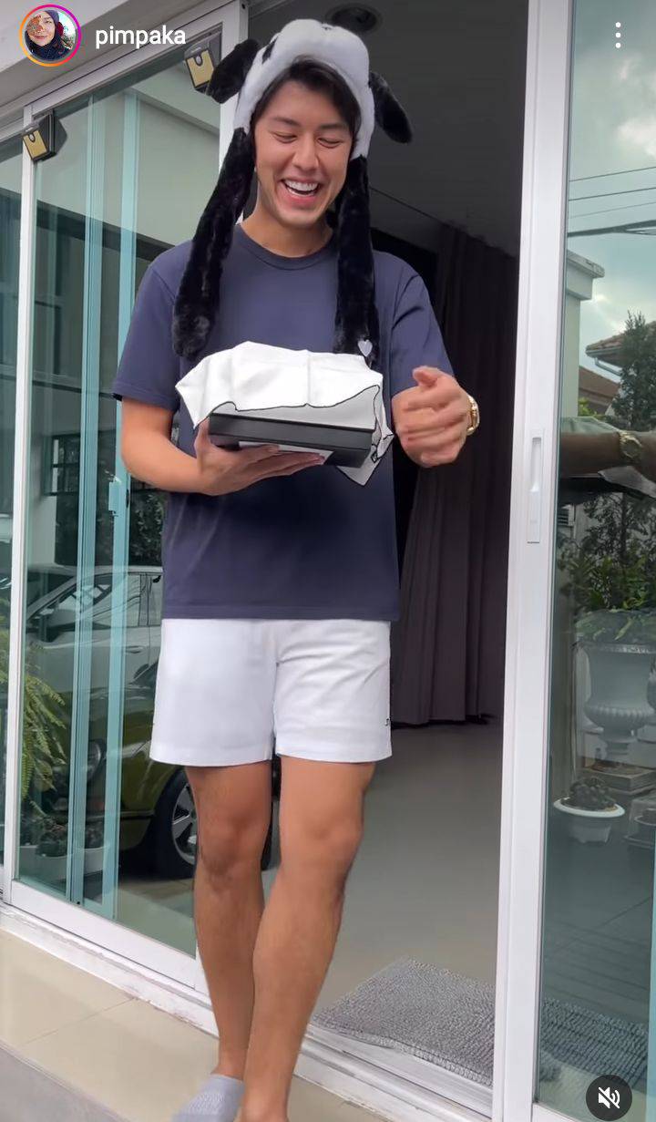 นาย ณภัทร หอบของขวัญเซอร์ไพรส์วันเกิด แม่หมู พิมพ์ผกา นาย ณภัทร หอบของขวัญเซอร์ไพรส์วันเกิด แม่หมู พิมพ์ผกา