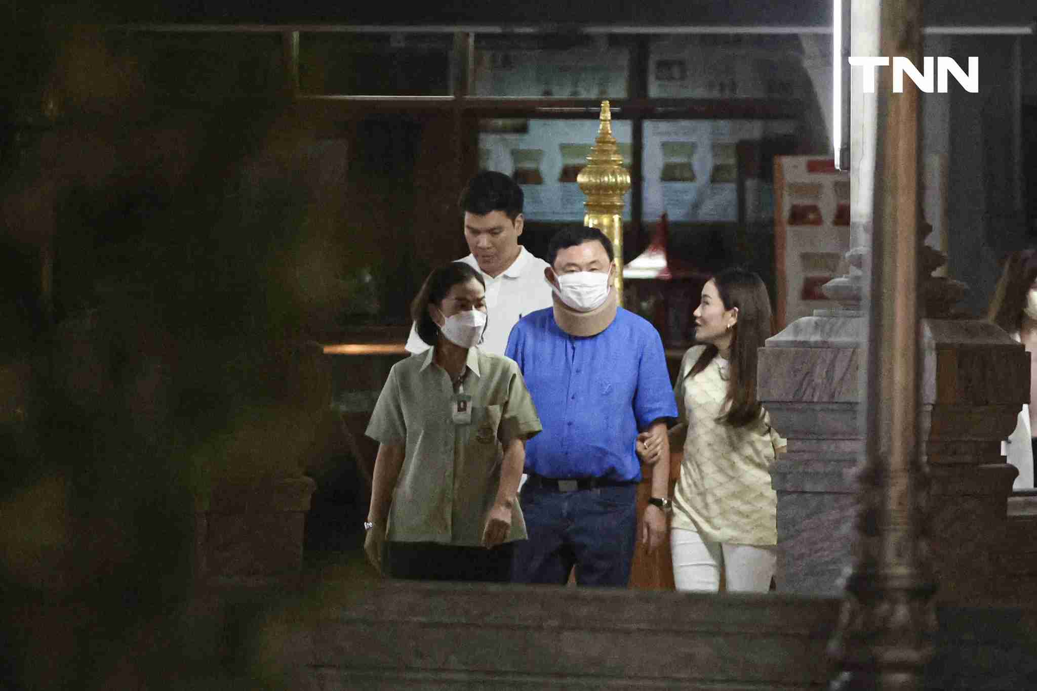 ทักษิณ ชินวัตร พร้อมลูกสาวไหว้ศาลหลักเมืองก่อนบินเชียงใหม่ ทักษิณ ชินวัตร พร้อมลูกสาวไหว้ศาลหลักเมืองก่อนบินเชียงใหม่