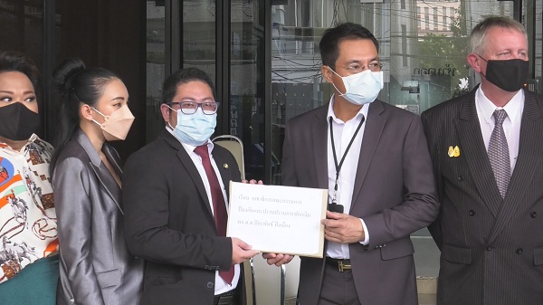 เอ็มมี่ โต้ข่าว ทอยทอย ออกจากเรือนจำ ส่วนเรื่อง แม็ก ไม่ขอพูดถึง  (มีคลิป) 