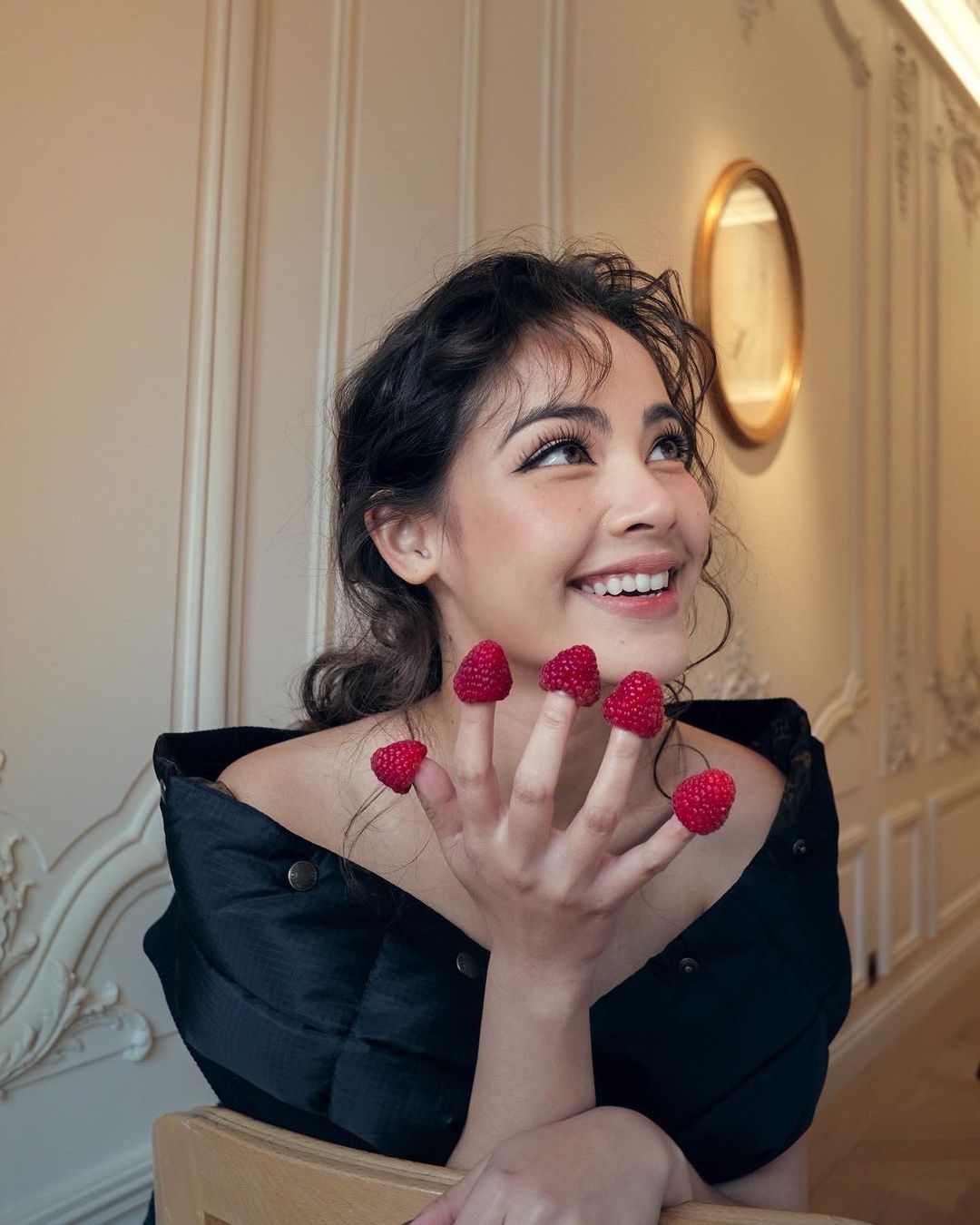 ออร่าคนมีความสุข ญาญ่า อวดแหวนเพชรที่ ณเดชน์ ขอแต่งงาน ในงานอีเว้นท์ (มีคลิป) 