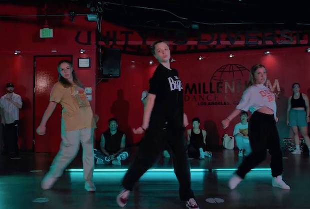 เป็นสาวแล้ว เต้นเก่งด้วย!! ‘ไชโลห์’ ลูกสาวของ ‘แบรด พิตต์ - แองเจลิน่า โจลี่’ (มีคลิป) เป็นสาวแล้ว เต้นเก่งด้วย!! ‘ไชโลห์’ ลูกสาวของ ‘แบรด พิตต์ - แองเจลิน่า โจลี่’ (มีคลิป)