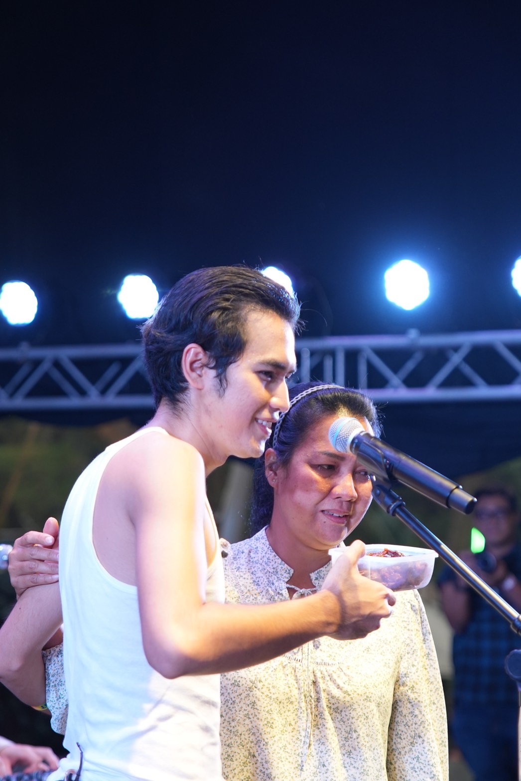 แฟนคลับประทับใจ!! คุณแม่ โจอี้ ภูวศิษฐ์ โผล่เซอร์ไพรส์กลางเวทีคอนเสิร์ต แฟนคลับประทับใจ!! คุณแม่ โจอี้ ภูวศิษฐ์ โผล่เซอร์ไพรส์กลางเวทีคอนเสิร์ต