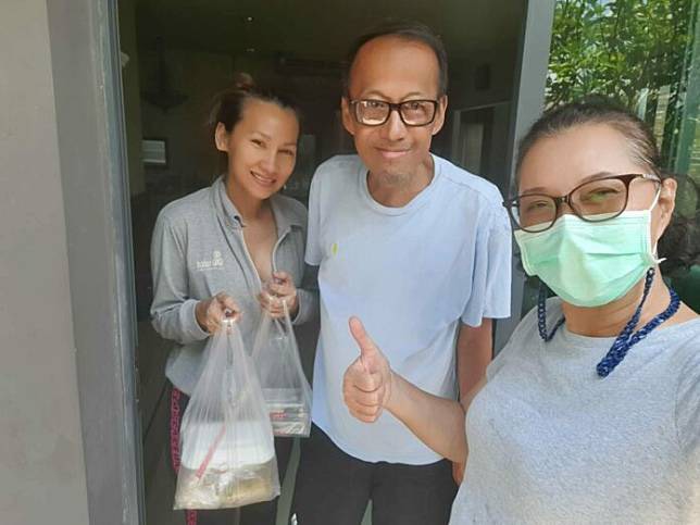 ลูกสาว เสนาโค้ก โต้ขายบ้านรักษามะเร็ง-ใช้หนี้ รับพ่อป่วยจริง ลูกสาว เสนาโค้ก โต้ขายบ้านรักษามะเร็ง-ใช้หนี้ รับพ่อป่วยจริง