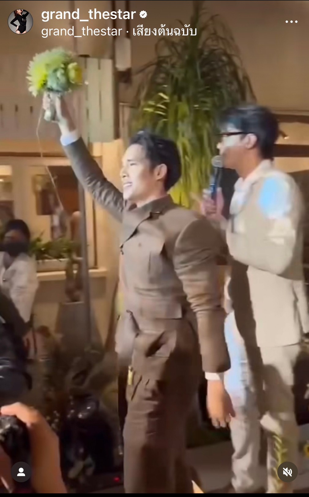 เด่นคุณ ทุ่มสุดตัว คว้าช่อดอกไม้งานแต่ง อาย-ว่านไฉ เด่นคุณ ทุ่มสุดตัว คว้าช่อดอกไม้งานแต่ง อาย-ว่านไฉ