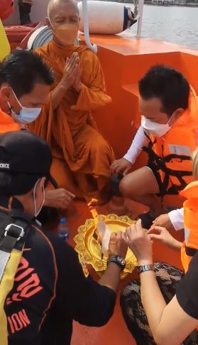 พี่ชาย ลงเรือทำพิธีเชิญดวงวิญญาณ แตงโม กลับบ้าน