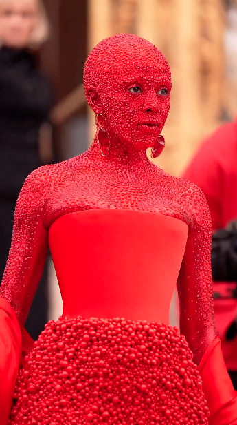 เล่นใหญ่ใจต้องนิ่ง!! 'โดจา แคท' กับลุคแดงตาแตก นั่งชมแฟชั่นโชว์ที่ปารีส