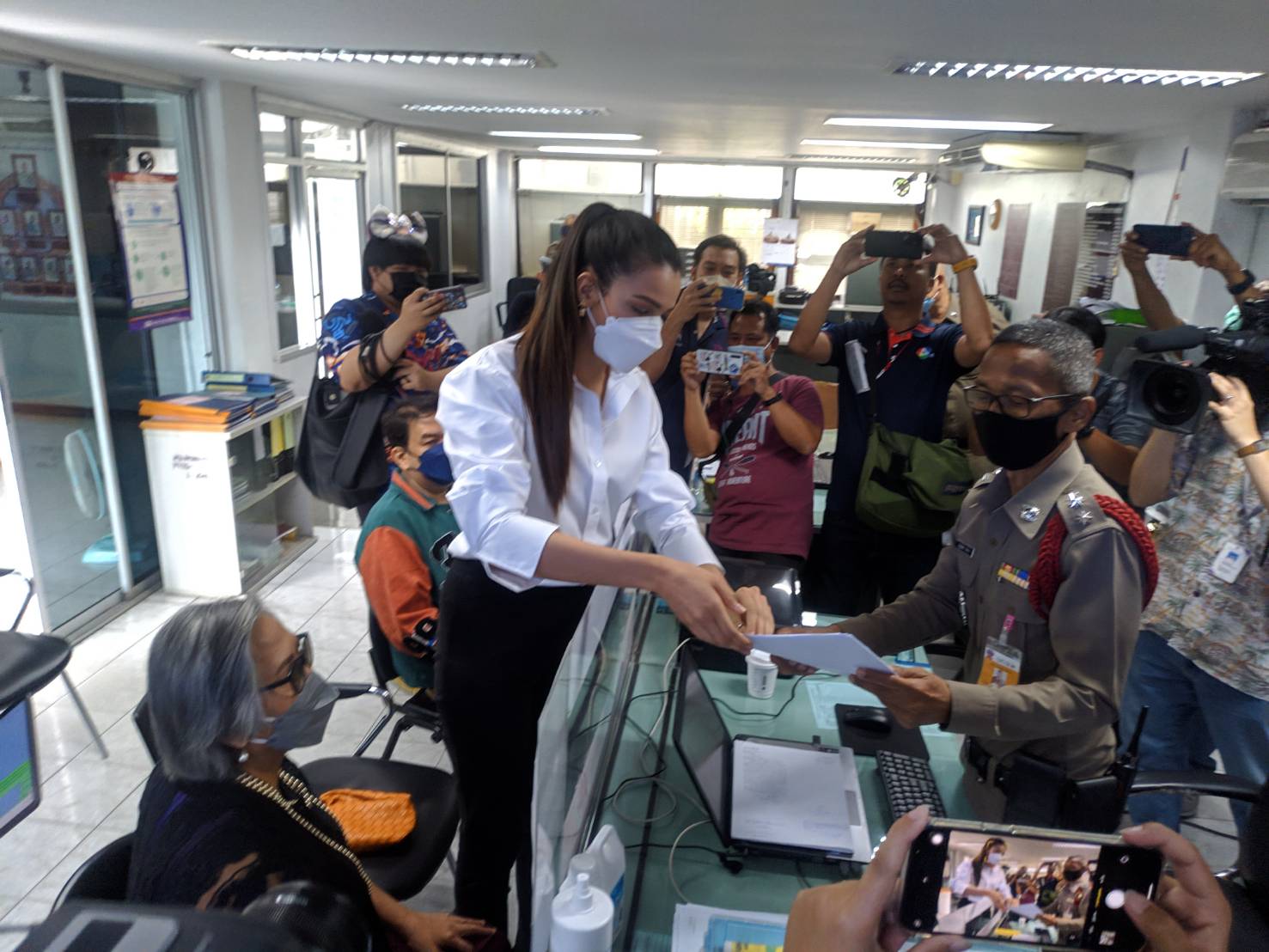 ฟ้าใส ปวีณสุดา เข้าแจ้งความ หลังโดนชาวเน็ตคอมเมนต์หยาบ ฟ้าใส ปวีณสุดา เข้าแจ้งความ หลังโดนชาวเน็ตคอมเมนต์หยาบ