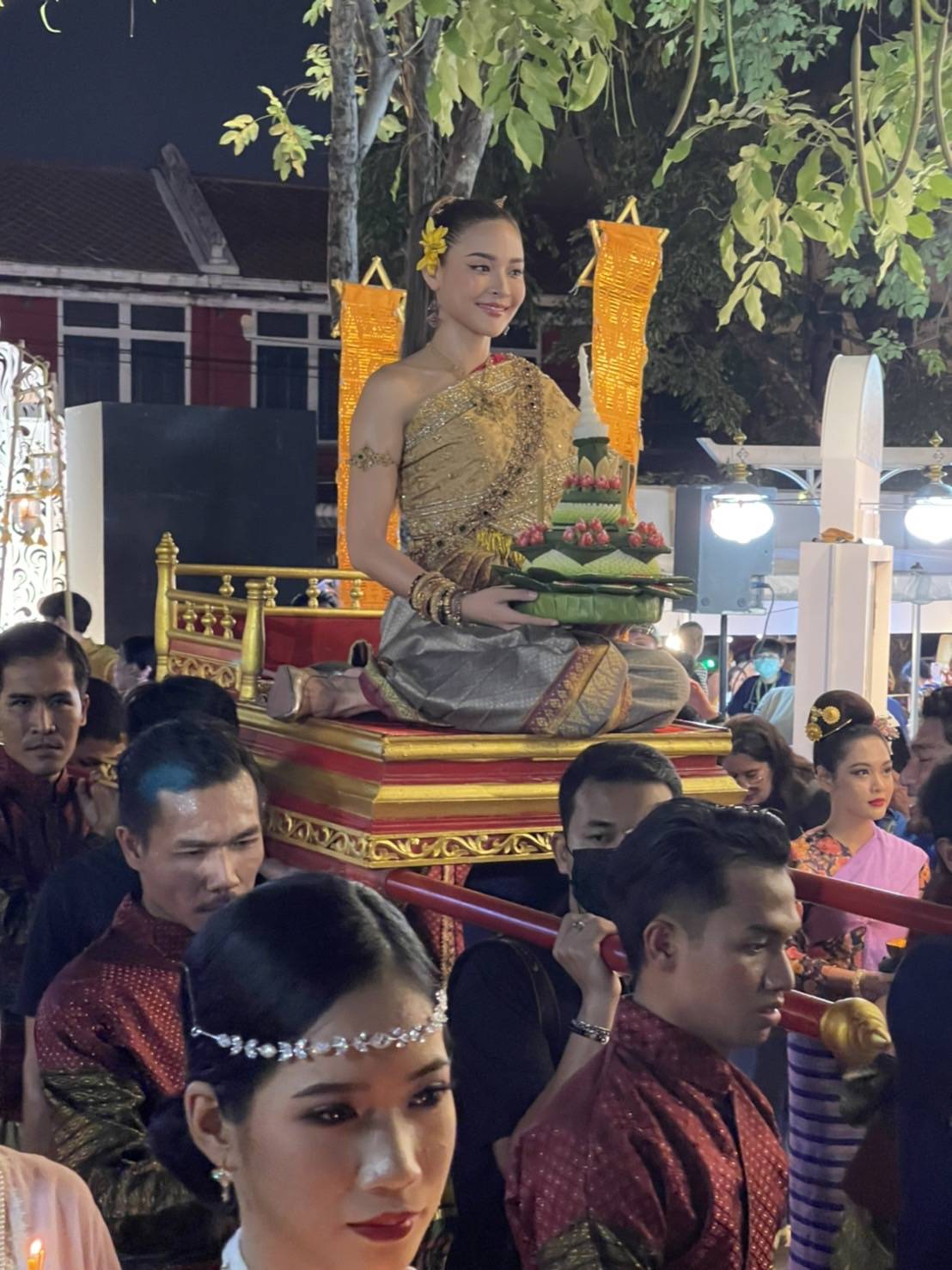 ปุ๊กลุก สวยสะกดในลุคนางนพมาศ ร่วมงานลอยกระทง ปุ๊กลุก สวยสะกดในลุคนางนพมาศ ร่วมงานลอยกระทง