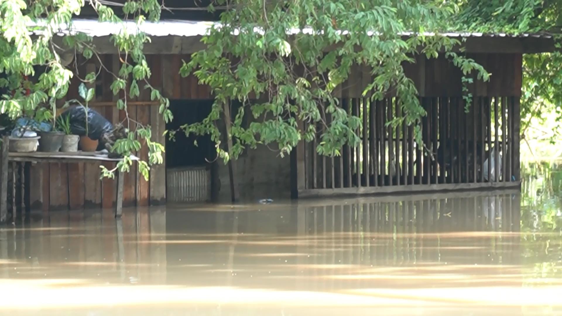 แม่น้ำสะแกกรังอุทัยธานี ทะลักท่วมวัดโบสถ์ บ้านเรือนริมน้ำเดือดร้อนหนัก