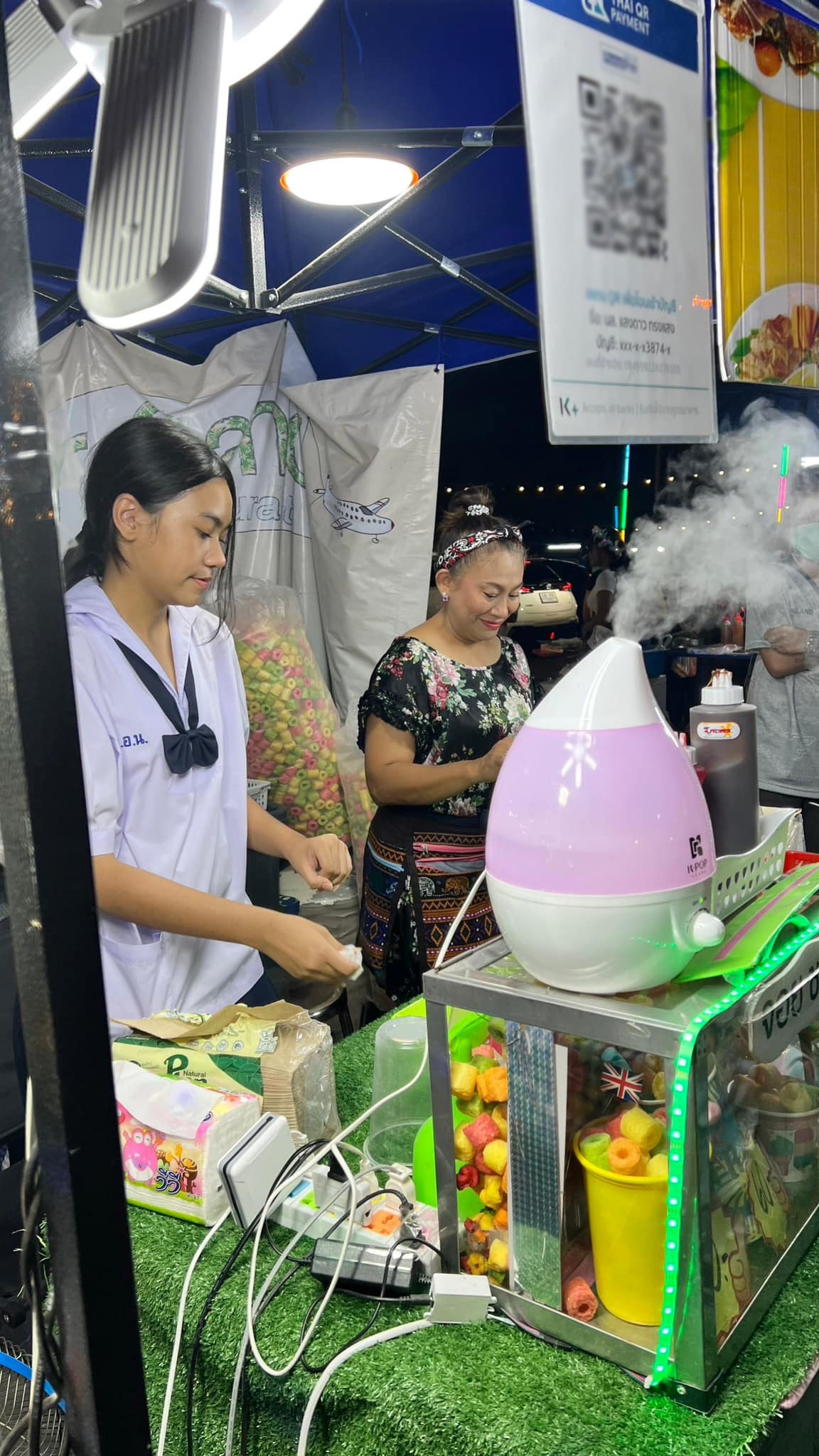 ไม่เลือกงาน ไม่ยากจน! จอย ชวนชื่น เปลี่ยนบทบาทไปเป็นแม่ค้าขายขนมงานวัด ไม่เลือกงาน ไม่ยากจน! จอย ชวนชื่น เปลี่ยนบทบาทไปเป็นแม่ค้าขายขนมงานวัด