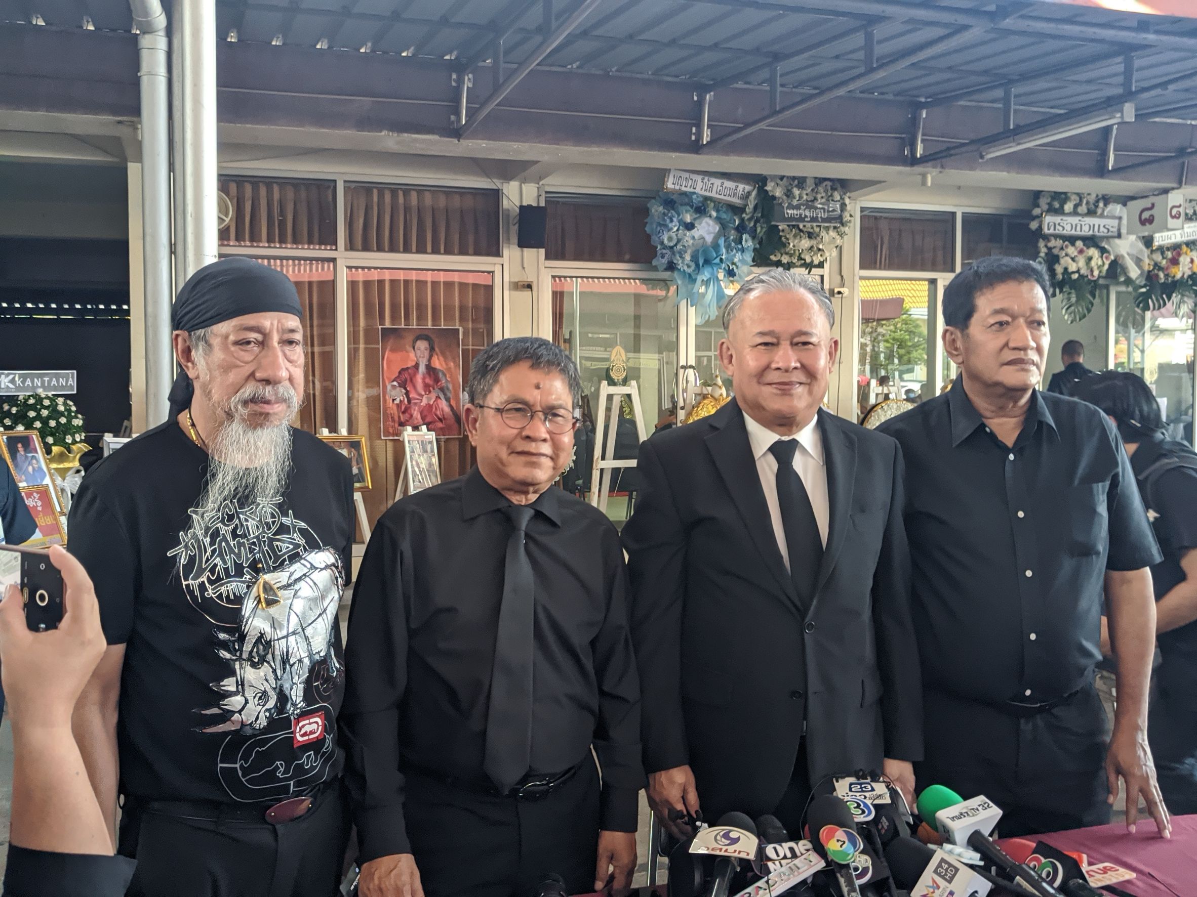 บรรยากาศพิธีรดน้ำศพ เด่น ดอกประดู่ เพื่อนนักแสดงตลกร่วมอาลัย บรรยากาศพิธีรดน้ำศพ เด่น ดอกประดู่ เพื่อนนักแสดงตลกร่วมอาลัย