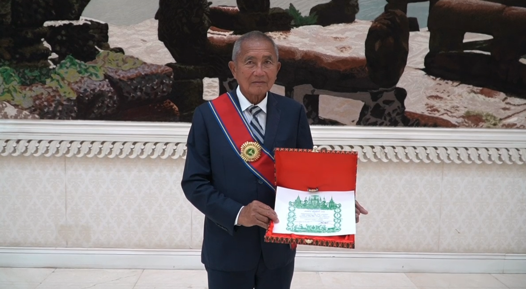 สมเด็จฮุนเซนมอบเครื่องราชฯกัมพูชาให้ผอ.สวนนงนุช สมเด็จฮุนเซนมอบเครื่องราชฯกัมพูชาให้ผอ.สวนนงนุช