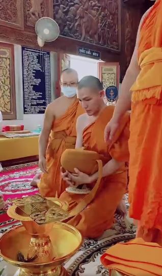 แม็ก จิรายุทธ เข้าพิธีอุปสมบทแล้ว ด้าน เอ็มมี่ ร่วมอนุโมทนาบุญ ให้อภัยเพื่อสู่ร่มกาสาวพัสตร์