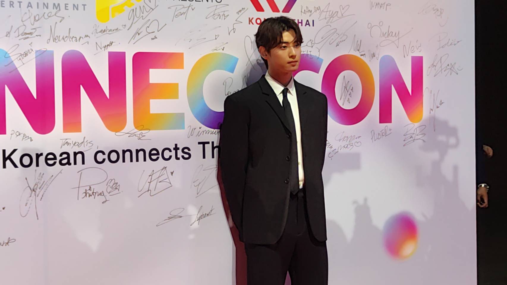เปิดภาพซุปตาร์หนุ่ม ชาอึนอู ร่วมเดินพรมแดงในงานแถลงข่าว KONNECT CON