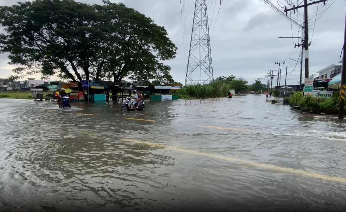น้ำป่าหลากเข้าตัวเมืองนครศรีฯ เพิ่มสูงขึ้น น้ำป่าหลากเข้าตัวเมืองนครศรีฯ เพิ่มสูงขึ้น