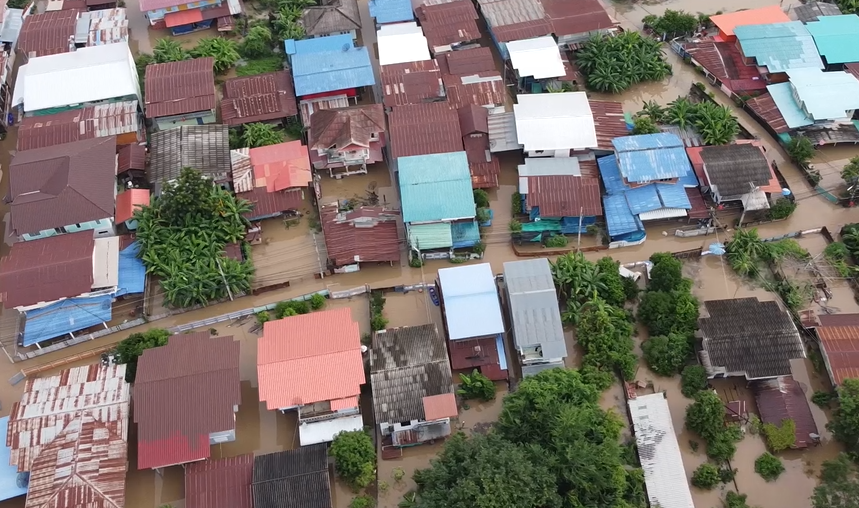 สถานการณ์น้ำท่วม ชาวสรรพยาจมบาดาล ต้องอพยพนอนริมถนน