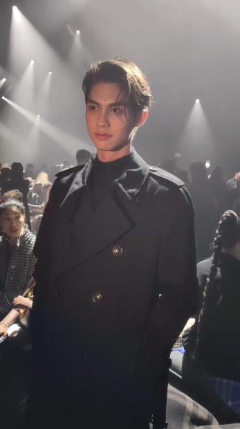 หล่อปังระดับโลก!! ประมวลลุค 'ไบร์ท วชิรวิชญ์' ประชันซุปตาร์โลก ชมแฟชั่นโชว์ลอนดอน หล่อปังระดับโลก!! ประมวลลุค 'ไบร์ท วชิรวิชญ์' ประชันซุปตาร์โลก ชมแฟชั่นโชว์ลอนดอน