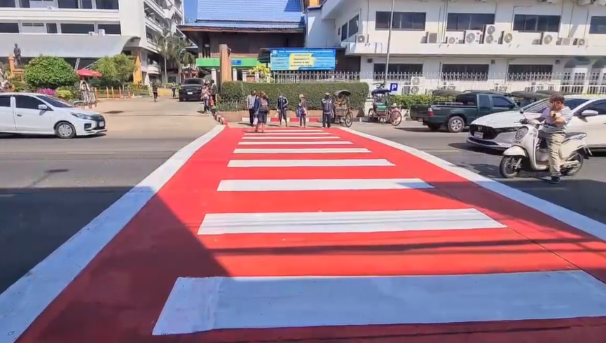 ปรับ 500! แม่ค้าวางโต๊ะขายของทับทางม้าลายที่ทาสีใหม่ได้วันเดียว
