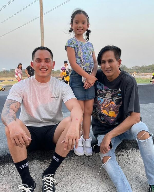 เซิร์ฟสเก็ตกระชับรัก! สงกรานต์ พาน้องปีใหม่เล่นเซิร์ฟสเก็ตมี แมท ภีรนีย์ โผล่ร่วมเฟรม