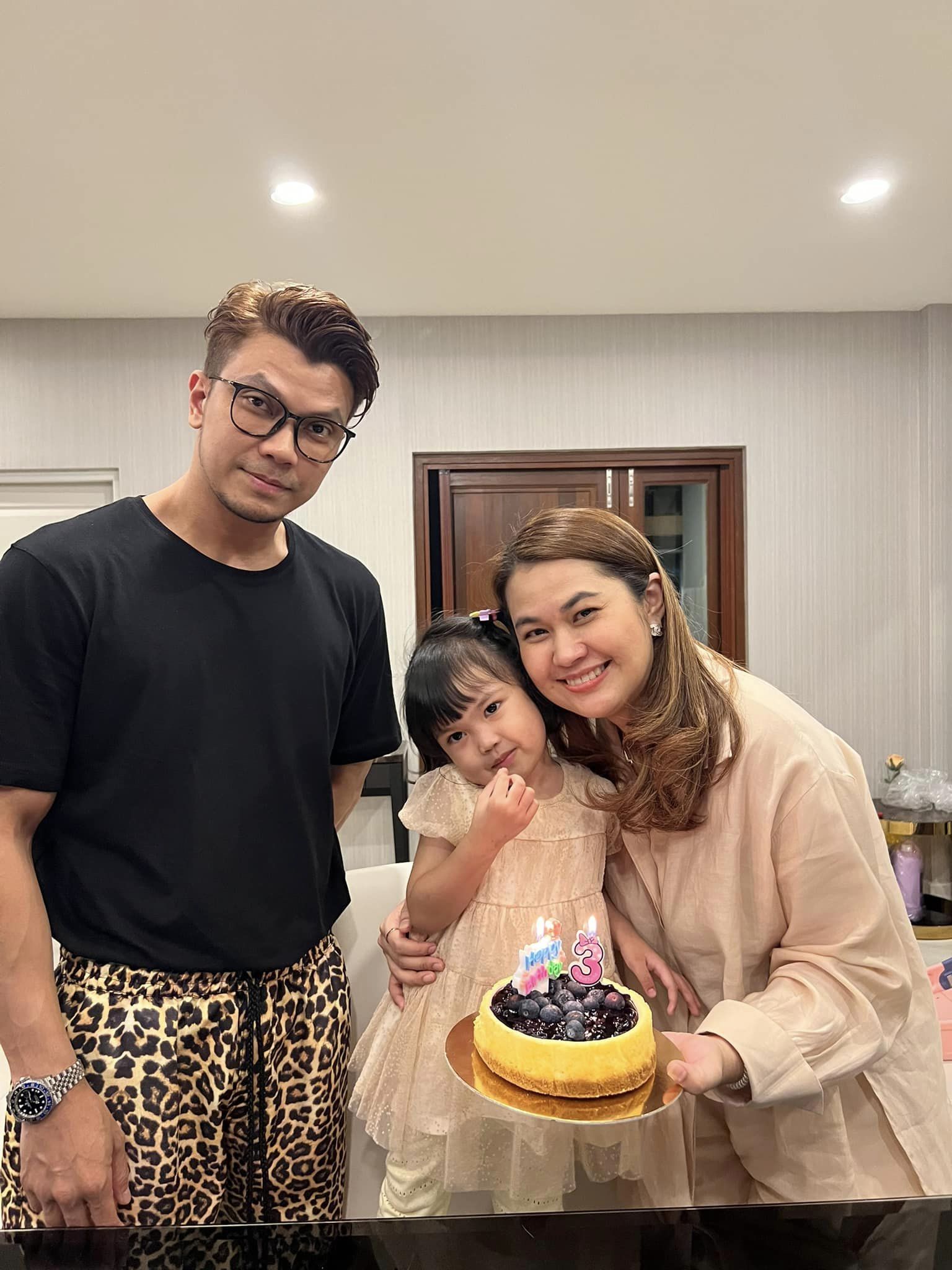 ประวัติ จูน เพ็ญชุลี ภรรยา หนุ่ม กะลา กับเส้นทางความรัก 27 ปี ประวัติ จูน เพ็ญชุลี ภรรยา หนุ่ม กะลา กับเส้นทางความรัก 27 ปี