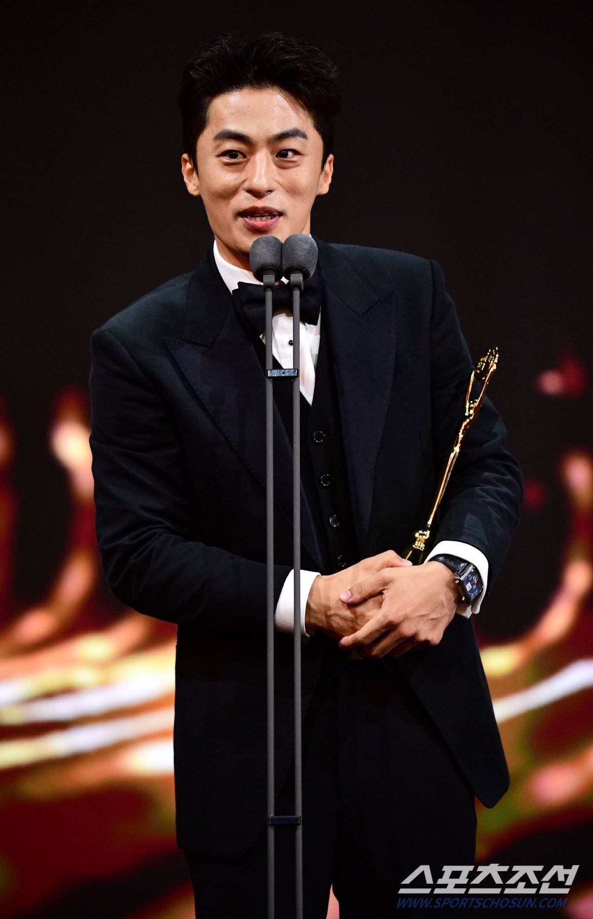 ซีรีส์คุณภาพ D.P., อีจองแจ, คิมโกอึน คว้ารางวัลใหญ่งาน Blue Dragon Series Awards ปีแรก