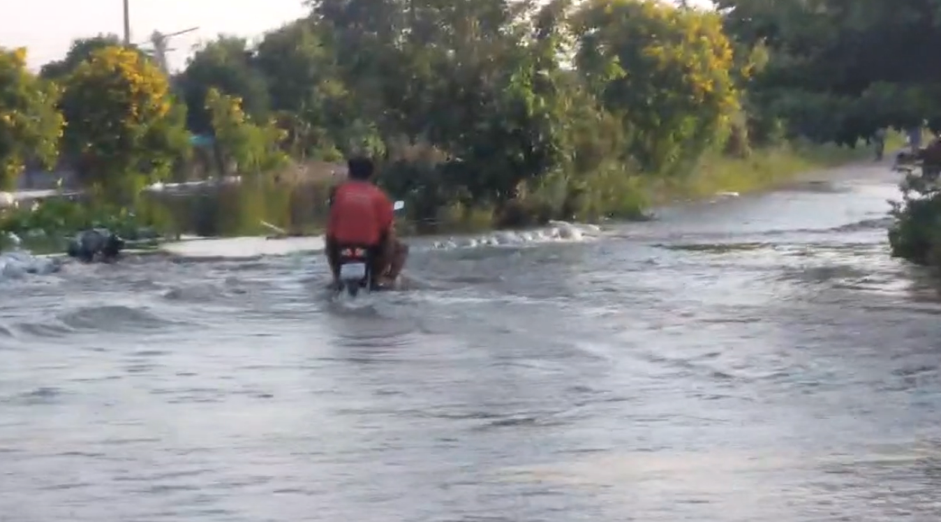 อ่างทองน้ำท่วมสาหัส! คันดินแตกน้ำทะลักถนนป่างิ้ว-โพธิ์ทองระยะทาง 5 กม. อ่างทองน้ำท่วมสาหัส! คันดินแตกน้ำทะลักถนนป่างิ้ว-โพธิ์ทองระยะทาง 5 กม.