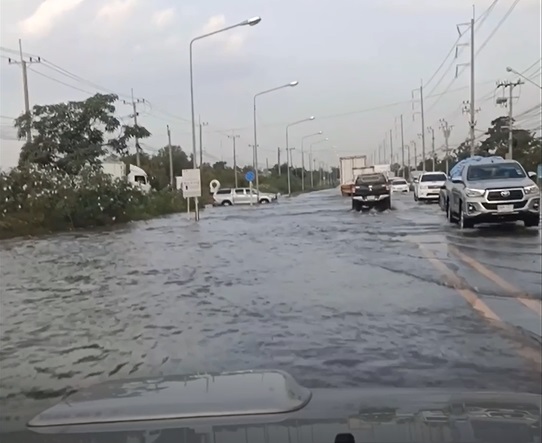 เปิดภาพน้ำทะเลหนุนสูงท่วม ตลาดปากน้ำ ถนนหลายสายจราจรติดขัด