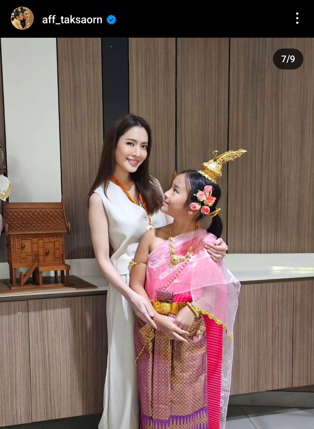 คุณแม่สุดปลื้ม แอฟ ทักษอร อวดความสวยของ น้องปีใหม่ ในลุดชุดไทย