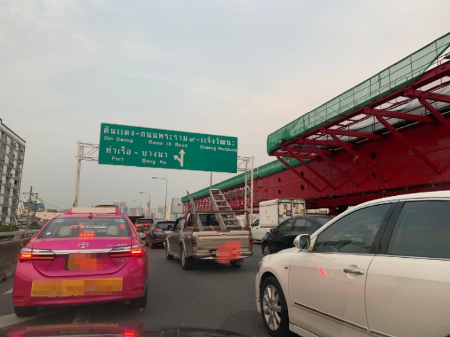 วันศุกร์แห่งชาติ! วิภาวดีขาเข้า-ออก รถหนาแน่นติดยาวสะสม วันศุกร์แห่งชาติ! วิภาวดีขาเข้า-ออก รถหนาแน่นติดยาวสะสม