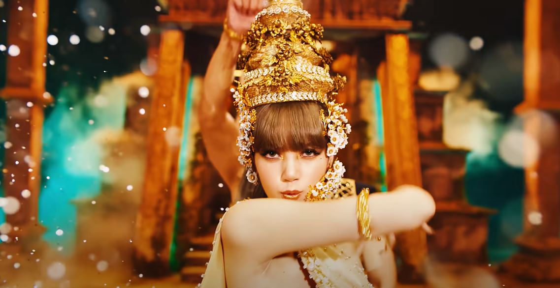 แจงดราม่าเครื่องศีรษะ ลิซ่า BLACKPINK ชี้ชัดเหมาะสมหรือไม่?!