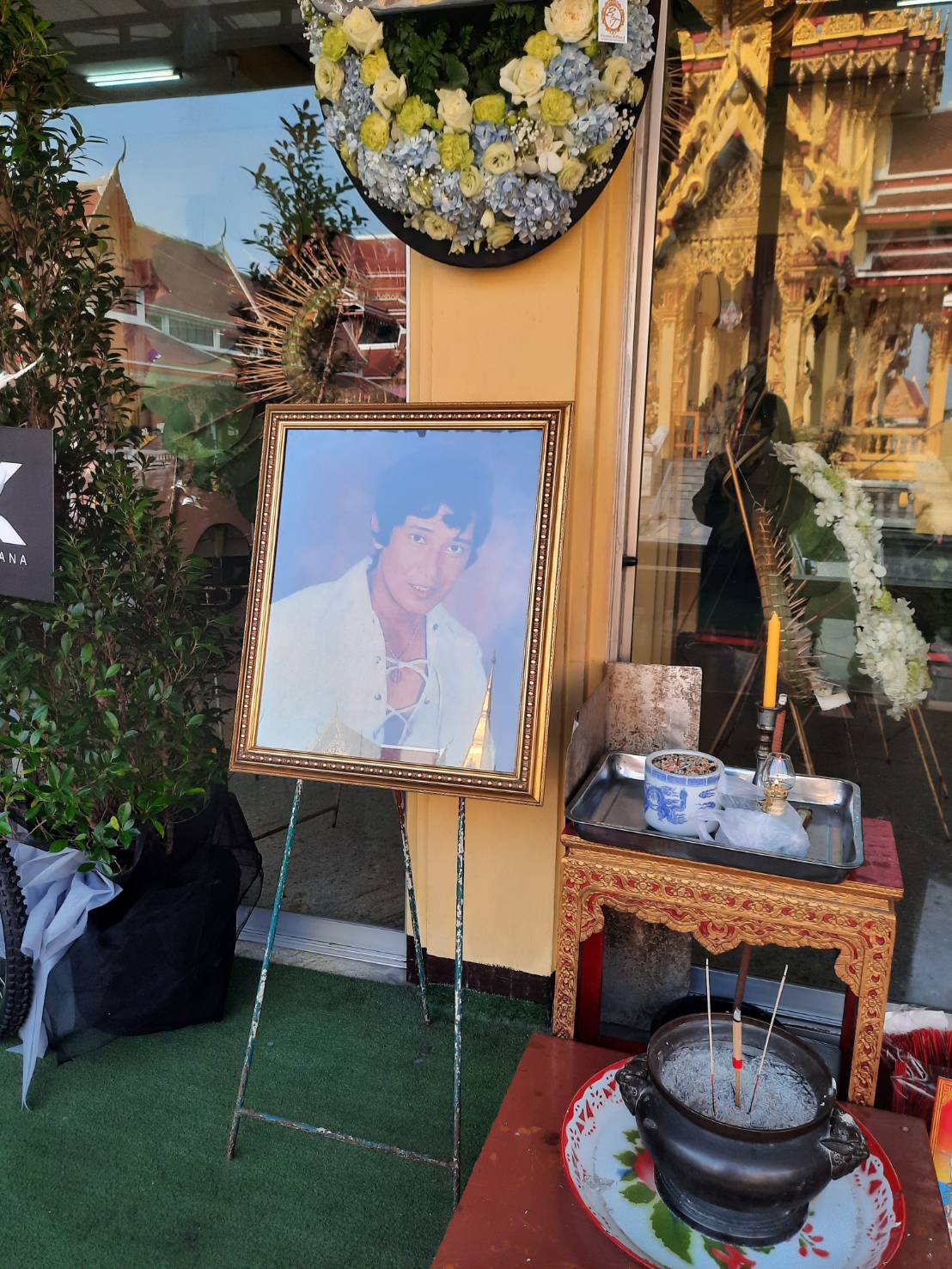 บรรยากาศพิธีรดน้ำศพ ไพโรจน์ ใจสิงห์ ครอบครัวและคนบันเทิงร่วมอาลัยคับคั่ง บรรยากาศพิธีรดน้ำศพ ไพโรจน์ ใจสิงห์ ครอบครัวและคนบันเทิงร่วมอาลัยคับคั่ง