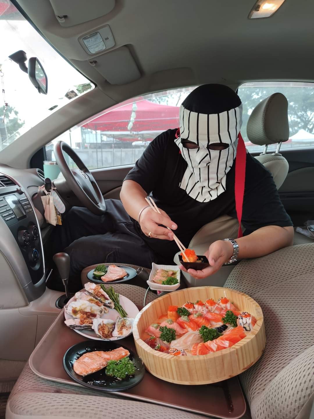 จบดรามา! ร้านบุฟเฟ่ต์ซูชิกินในรถ ปรับขายไดร์ฟทรู ลดเหลือเมนูละ 20 จบดรามา! ร้านบุฟเฟ่ต์ซูชิกินในรถ ปรับขายไดร์ฟทรู ลดเหลือเมนูละ 20