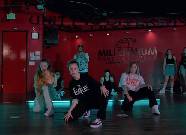 เป็นสาวแล้ว เต้นเก่งด้วย!! ‘ไชโลห์’ ลูกสาวของ ‘แบรด พิตต์ - แองเจลิน่า โจลี่’ (มีคลิป) เป็นสาวแล้ว เต้นเก่งด้วย!! ‘ไชโลห์’ ลูกสาวของ ‘แบรด พิตต์ - แองเจลิน่า โจลี่’ (มีคลิป)