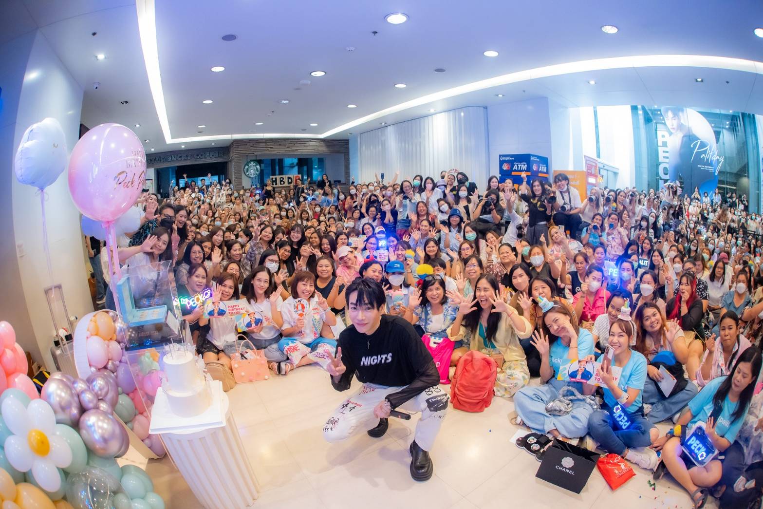 เป๊ก ผลิตโชค กับวันเกิดสุดพิเศษ แฟนคลับรวมตัวอวยพรสุดอลังการ เป๊ก ผลิตโชค กับวันเกิดสุดพิเศษ แฟนคลับรวมตัวอวยพรสุดอลังการ