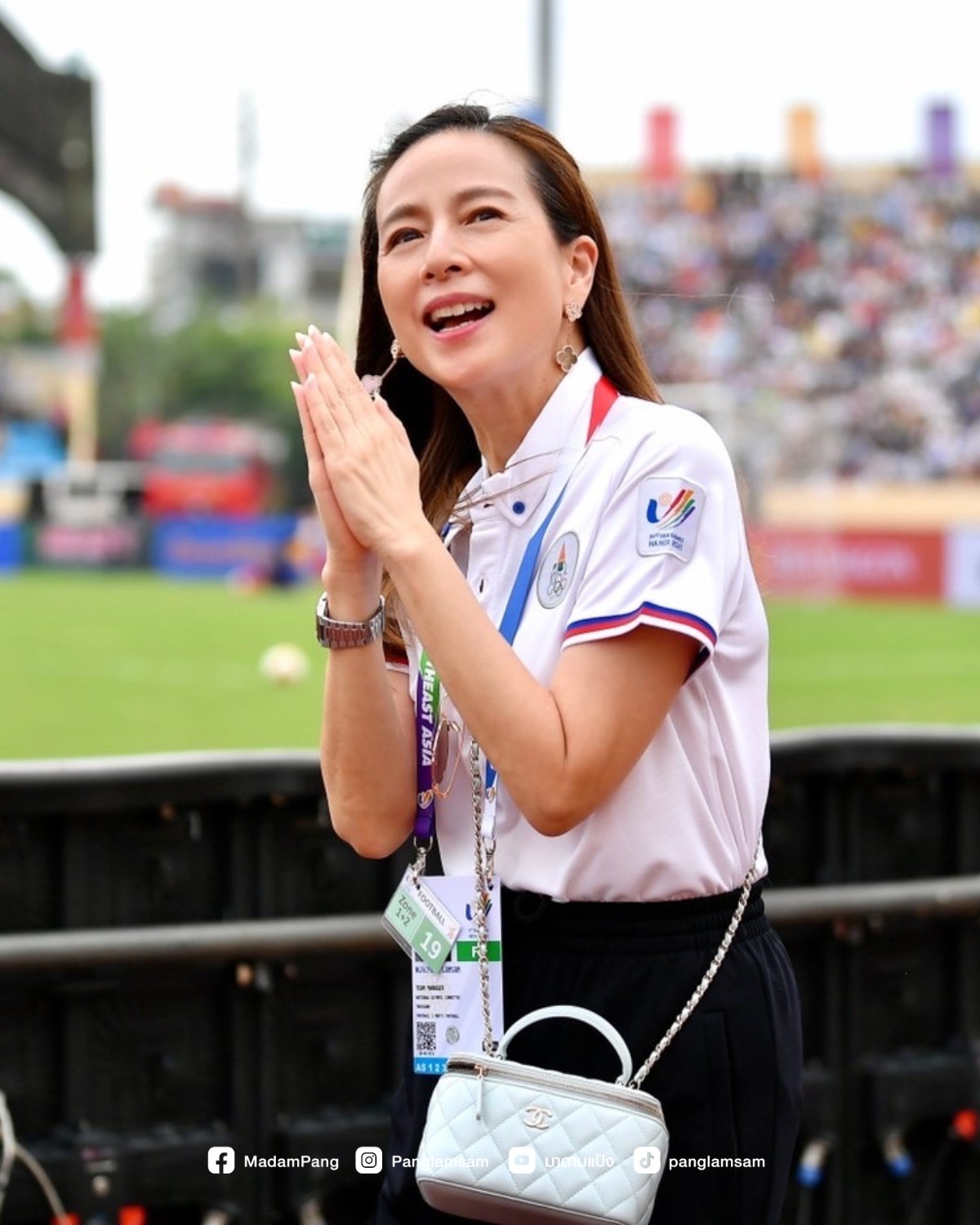 “มาดามแป้ง” ลุ้นทีมรักเข้ารอบลึก – “อังกฤษ” ลงสนามนัดที่สอง (มีคลิป) “มาดามแป้ง” ลุ้นทีมรักเข้ารอบลึก – “อังกฤษ” ลงสนามนัดที่สอง (มีคลิป)