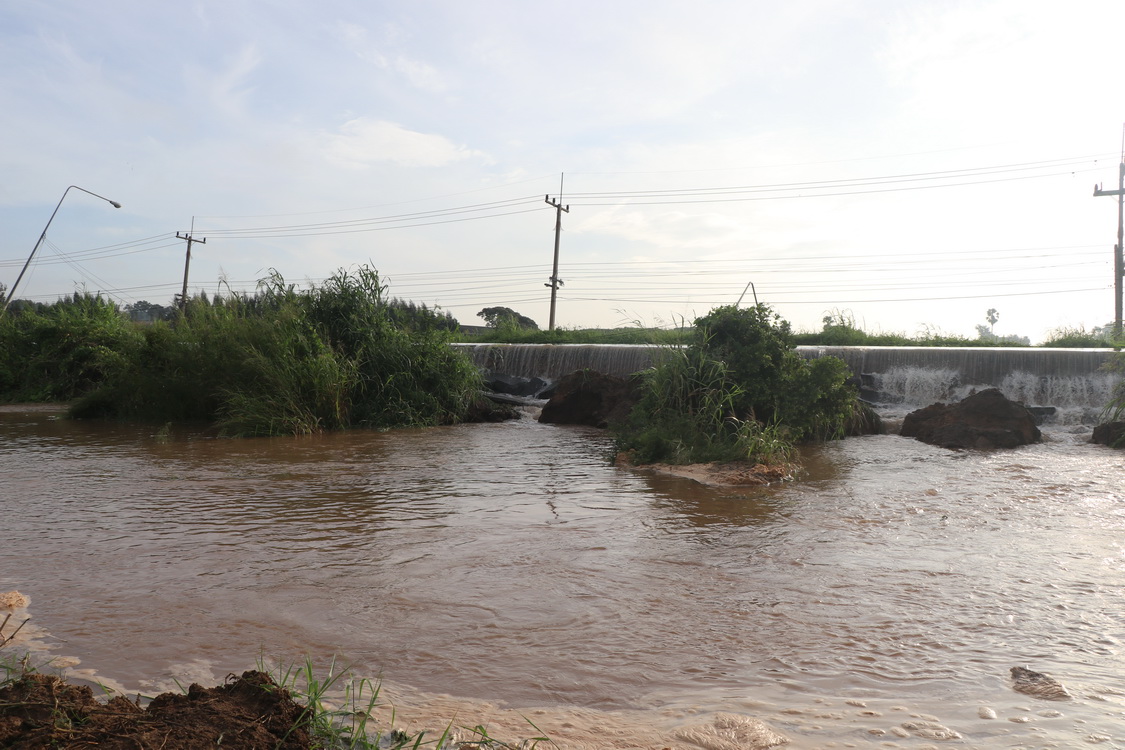 เปิดภาพ 'อ่างทอง' อ่วมน้ำท่วม เจ้าพระยาไหลบ่าป่าโมก ถนนพัง-เสาไฟหัก