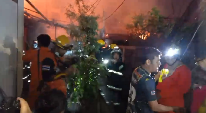 ระทึก! ไฟไหม้ชุมชนในซอยสุขสวัสดิ์ 52 เสียหาย 7 หลัง เจ็บ 3 ราย ระทึก! ไฟไหม้ชุมชนในซอยสุขสวัสดิ์ 52 เสียหาย 7 หลัง เจ็บ 3 ราย