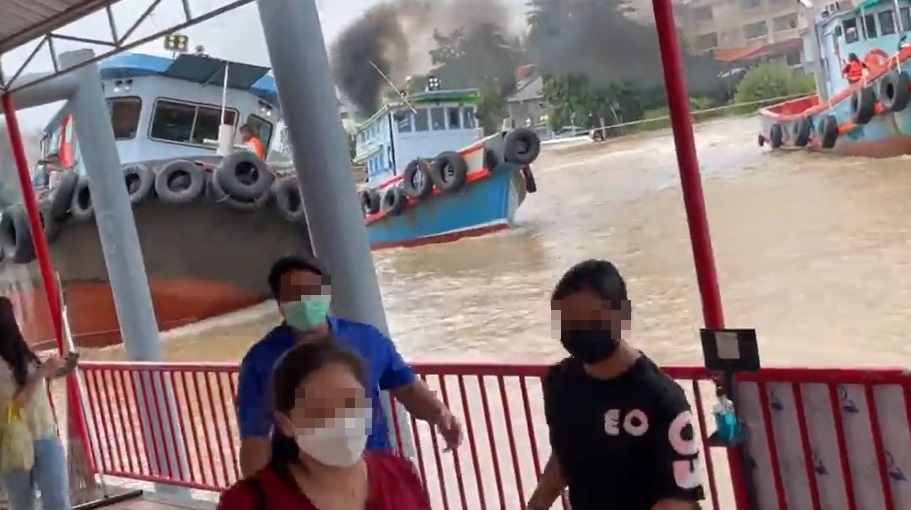 คลิประทึก! เรือลากจูง หวิดพุ่งชนแพให้อาหารปลาหน้าวัดพนัญเชิงฯ 