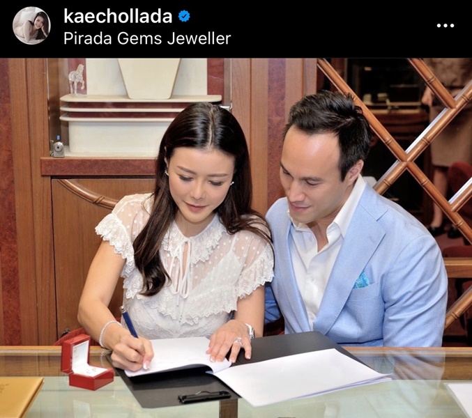 เก๋ ชลลดา ควงสามี จดทะเบียนสมรสในวันครบรอบ 12 ปี ที่รักกัน!! เก๋ ชลลดา ควงสามี จดทะเบียนสมรสในวันครบรอบ 12 ปี ที่รักกัน!!