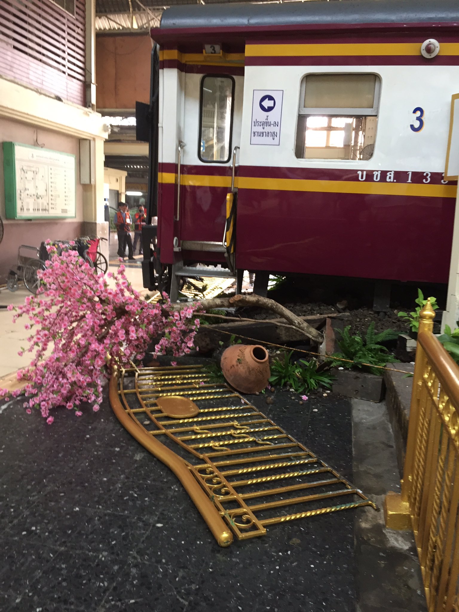 ร.ฟ.ท.เผยสาเหตุ รถไฟ กรุงเทพ-ฉะเชิงเทรา พุ่งชนเกาะกั้นสถานีหัวลำโพง