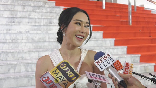 “น้ำเพชร” ใส่ชุดแหวก เดินพรมแดง พร้อมอัปเดตคดีความ  (มีคลิป)