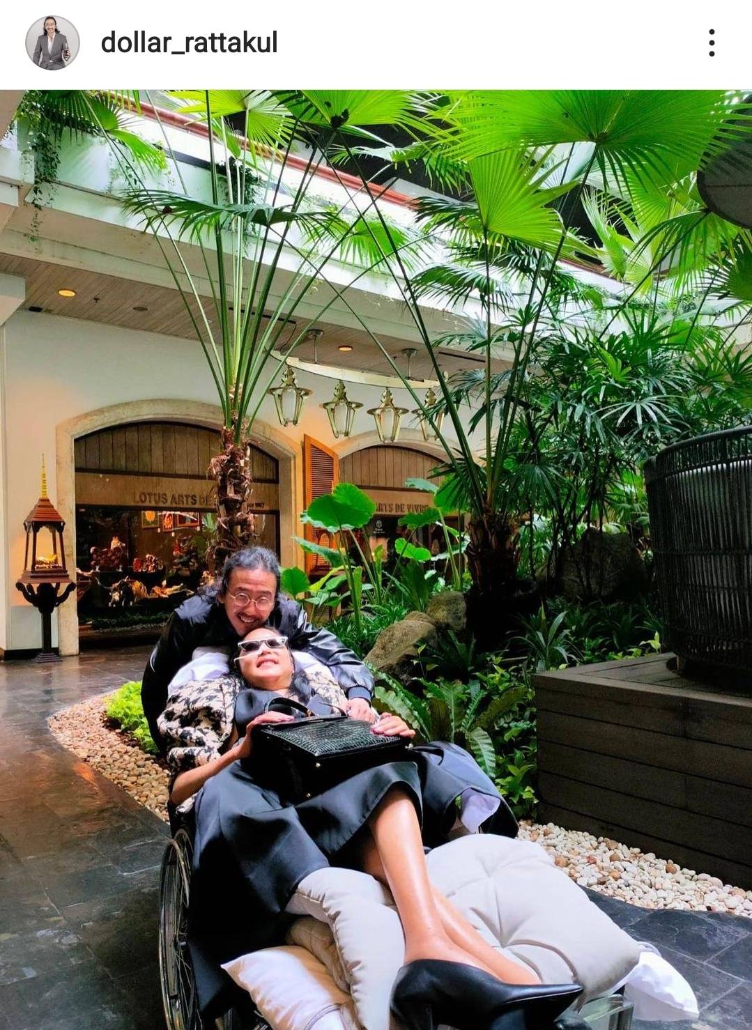 เสธ.ดอลลาร์ เผยโมเมนต์สุดอบอุ่น พา คุณหญิงแมงมุม ไปทานข้าวนอกบ้าน เสธ.ดอลลาร์ เผยโมเมนต์สุดอบอุ่น พา คุณหญิงแมงมุม ไปทานข้าวนอกบ้าน