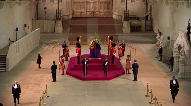 เผยโฉมผู้ถวายสักการะพระบรมศพ ควีนเอลิซาเบธที่ 2 เป็นคนสุดท้าย