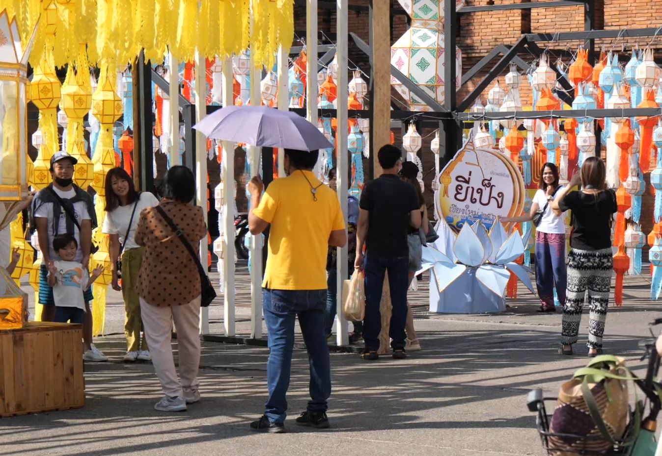 ลอยกระทงเชียงใหม่ ยี่เป็ง คึกคัก นักท่องเที่ยวแห่ชมบรรยากาศตกแต่งเมือง