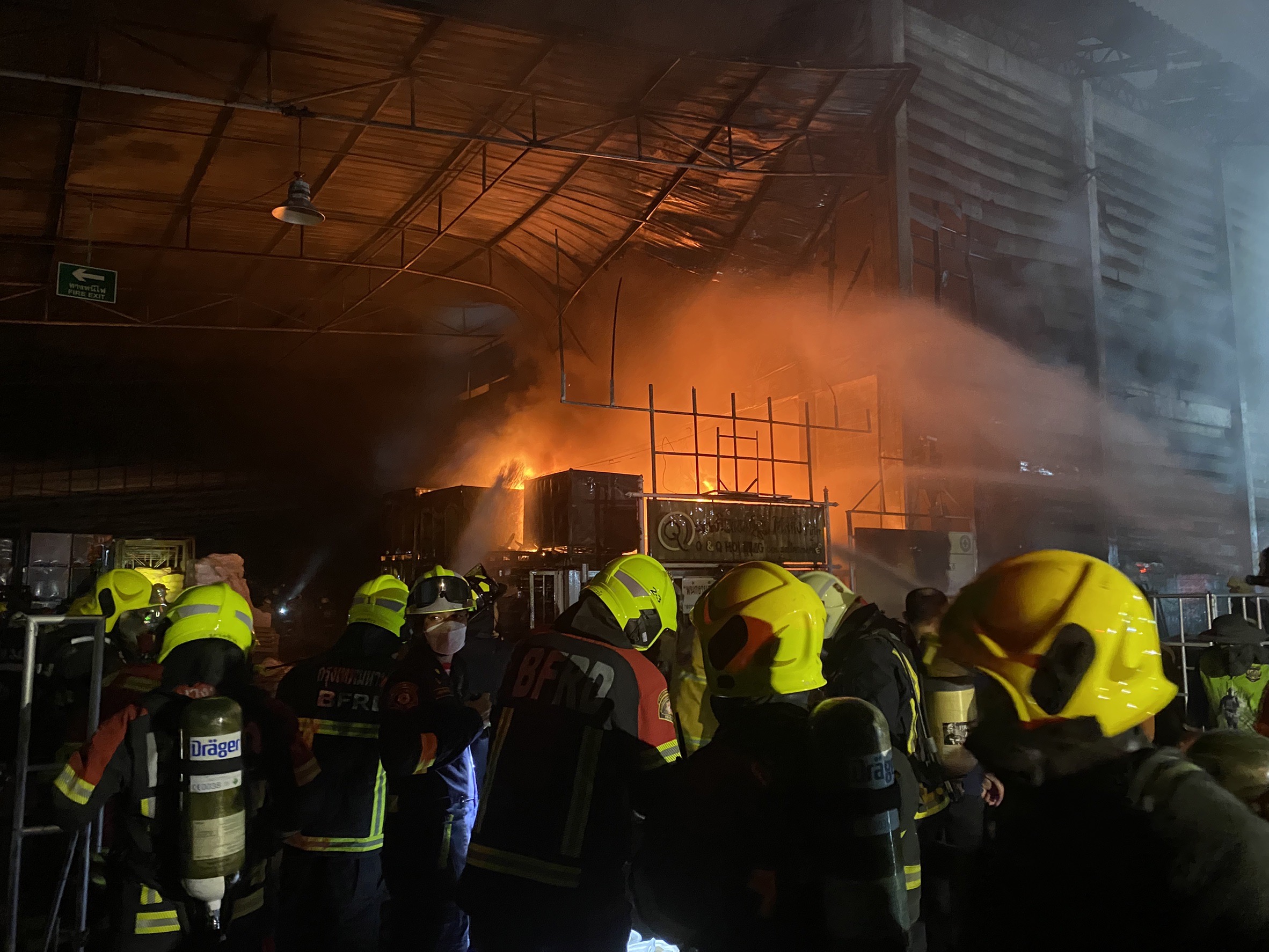 ด่วน! เพลิงไหม้ โรงงานผลิตและจำหน่ายแผ่นยาง ในนิคมฯ ลาดกระบัง