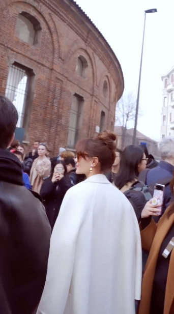 หลบให้แม่เดิน!! ส่องลุค ‘แอน ทองประสม’ ชมแฟชั่นโชว์ Max Mara ที่มิลาน