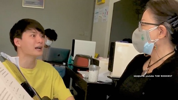 ชาวเน็ตไม่เห็นด้วย “ตั้ม วราวุธ” แกล้ง “คริส พีรวัส” จนเสียน้ำตา   (มีคลิป) 