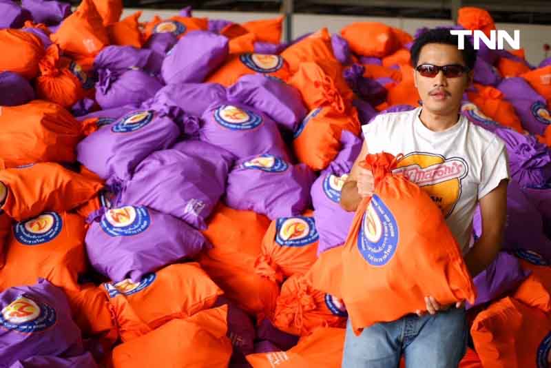 จีเอ็มเอ็ม แกรมมี่ รวมน้ำใจสู้ภัยน้ำท่วม นำศิลปิน ร่วมเป็นอาสาสมัครบรรจุถุงยังชีพพระราชทานมูลนิธิอาสาเพื่อนพึ่ง (ภาฯ) ยามยาก สภากาชาดไทย จีเอ็มเอ็ม แกรมมี่ รวมน้ำใจสู้ภัยน้ำท่วม นำศิลปิน ร่วมเป็นอาสาสมัครบรรจุถุงยังชีพพระราชทานมูลนิธิอาสาเพื่อนพึ่ง (ภาฯ) ยามยาก สภากาชาดไทย