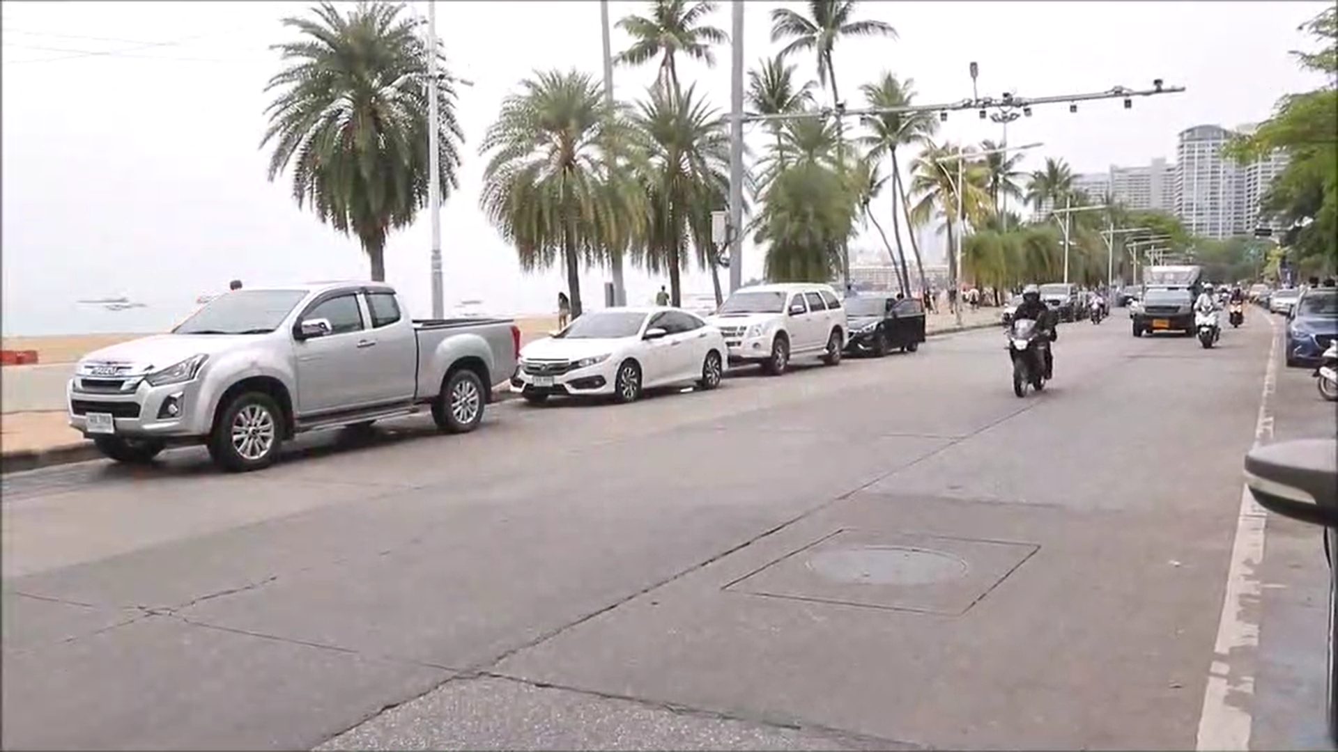  ดีเดย์ 1 มี.ค.นี้ ยกเลิกจอดรถฝั่งขวาชายหาดพัทยา แก้ปัญหาจราจรติดขัด